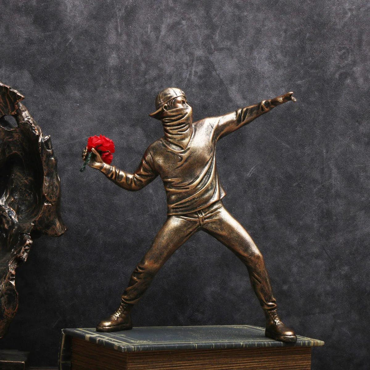 Montiqeu – Sculpture Résine Banksy Style Flower Bomber
