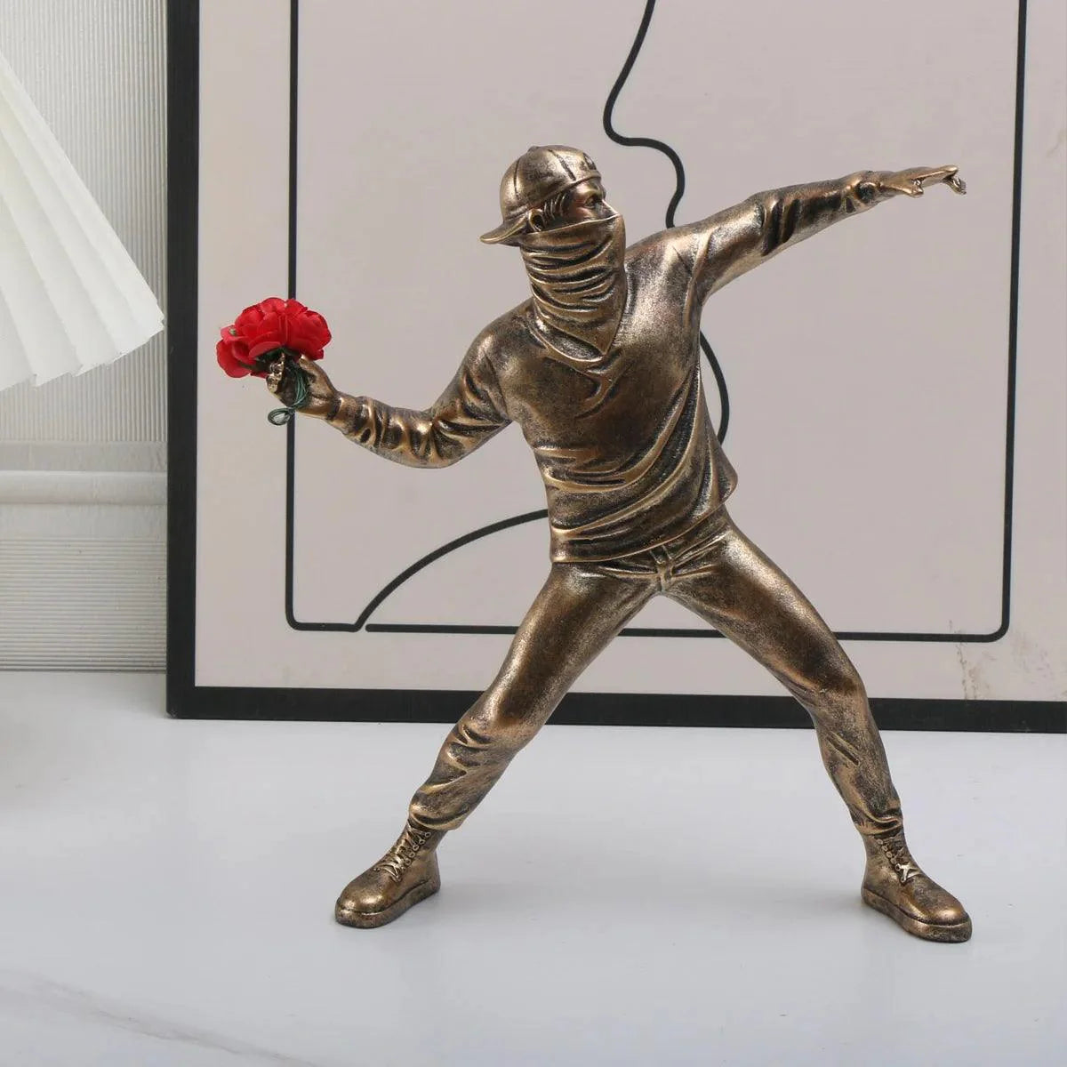 Montiqeu – Sculpture Résine Banksy Style Flower Bomber